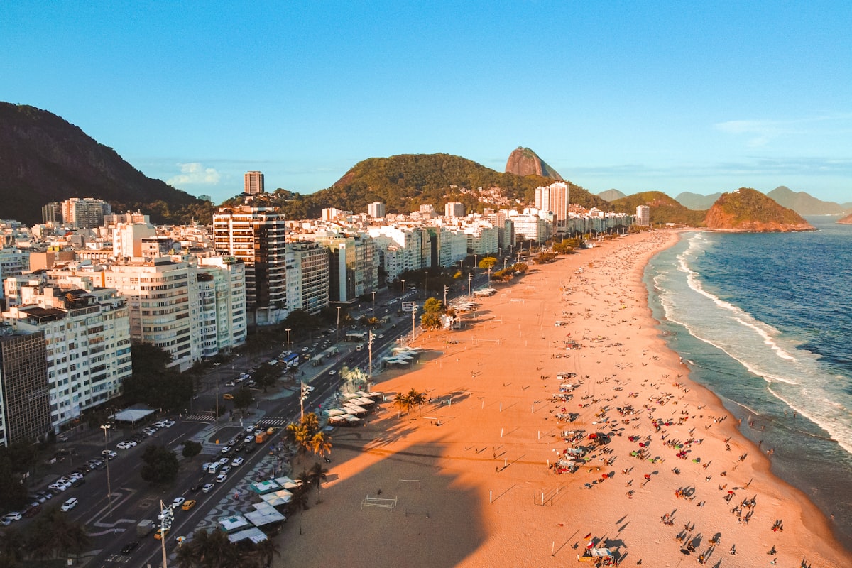 Vista aérea da praia com a cidade do Rio ao fundo