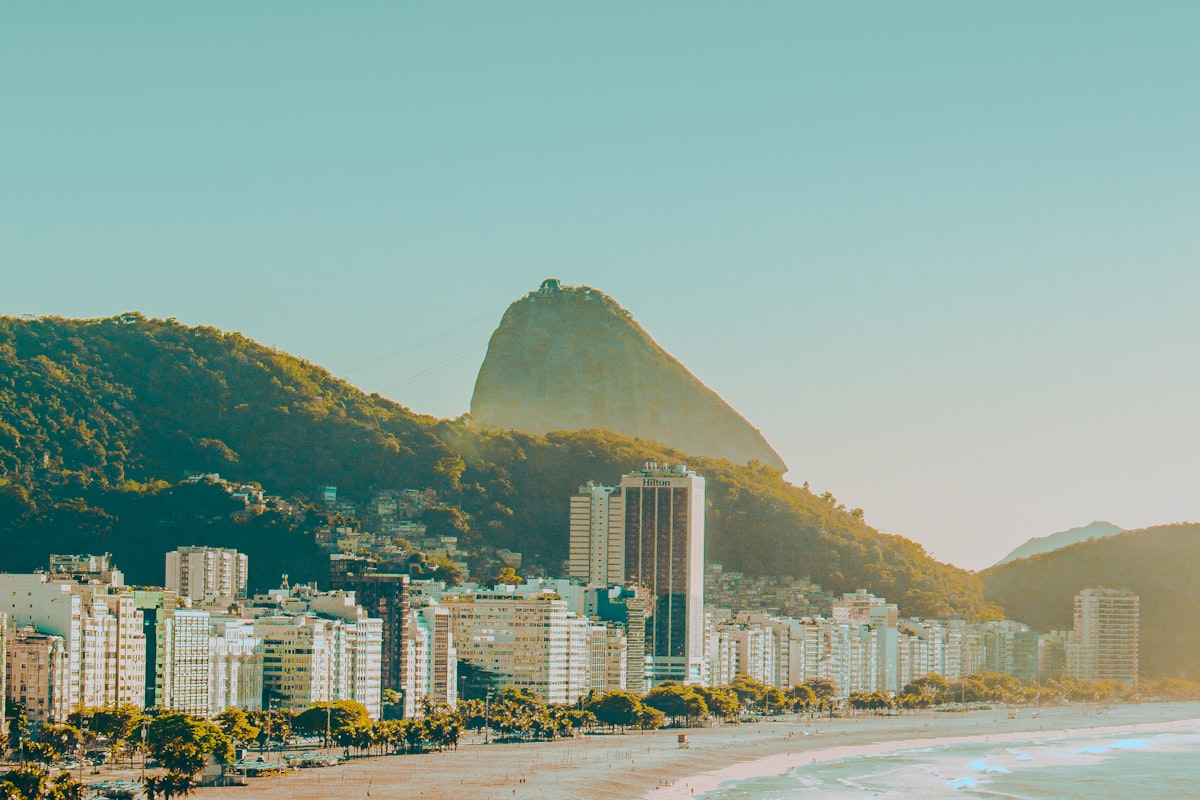 Orla de Copacabana com prédios e praia