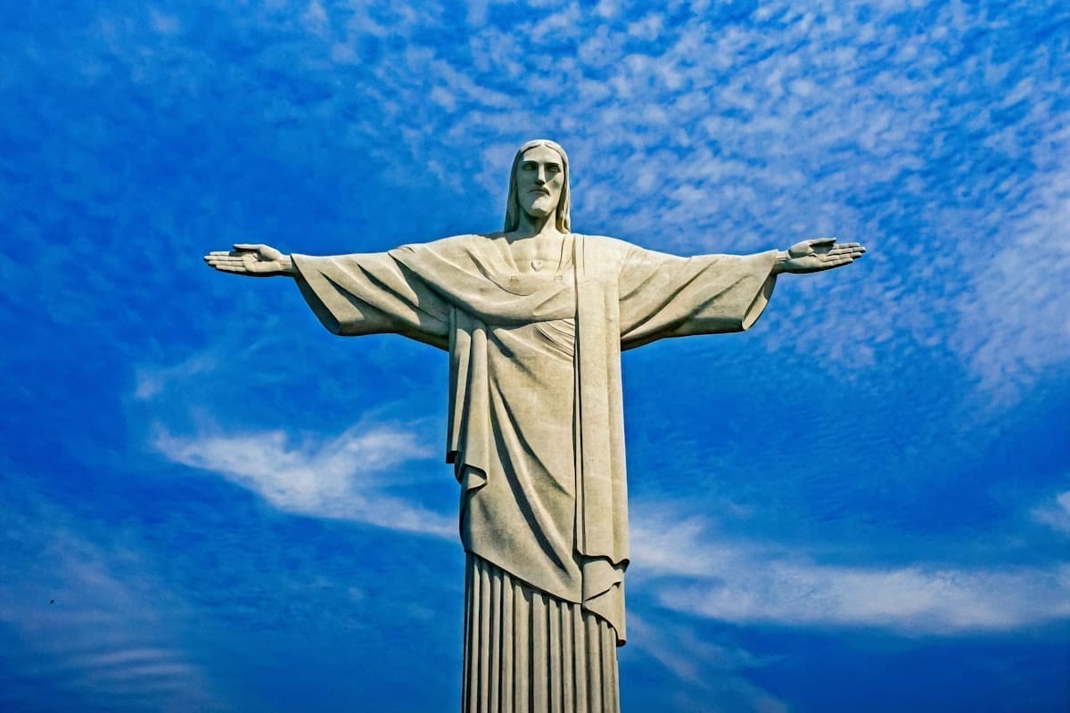 Cristo Redentor sob céu azul