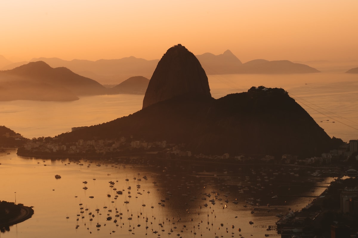 Vista do Flamengo com o Pão de Açúcar ao fundo