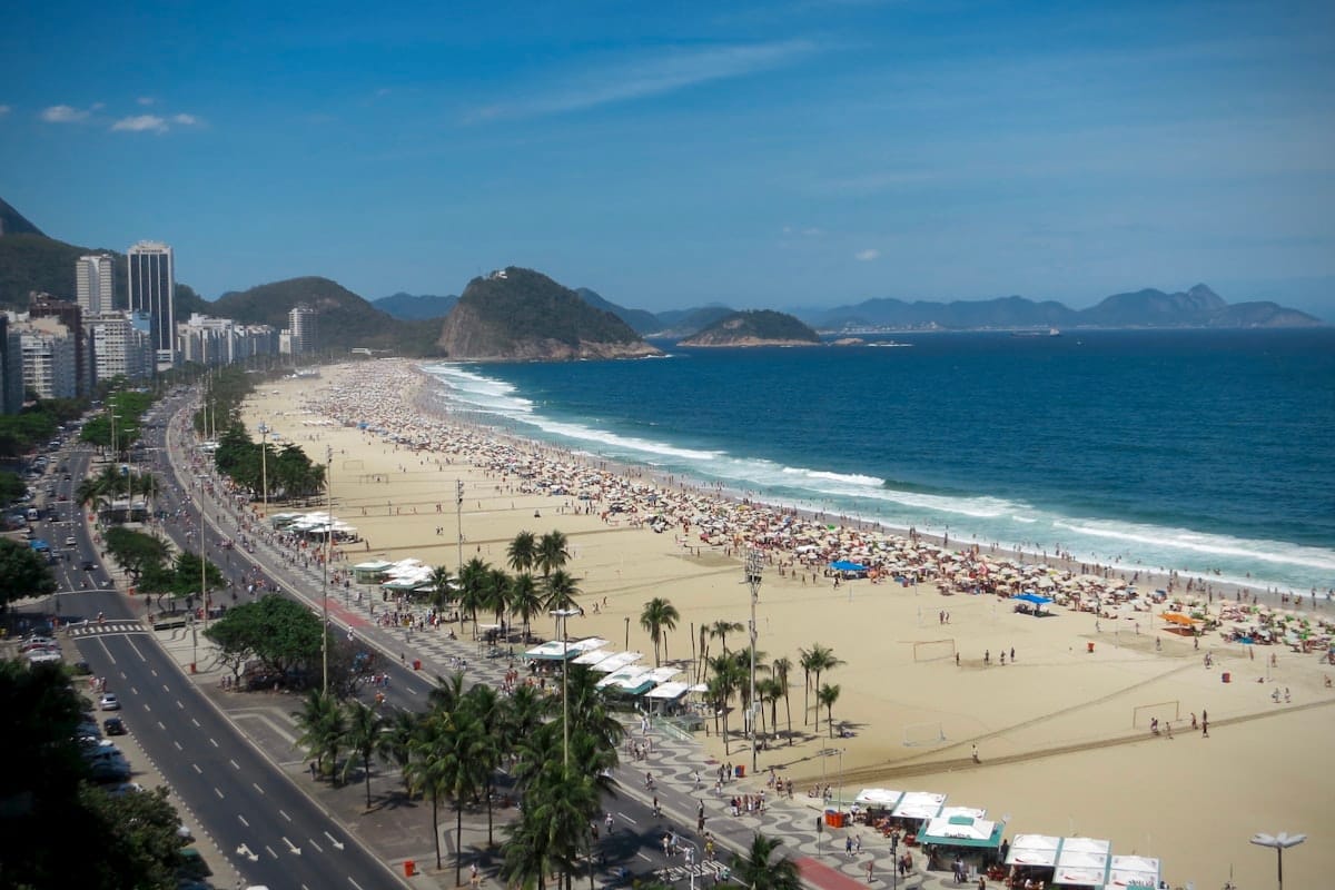 Vista aérea de pessoas na praia