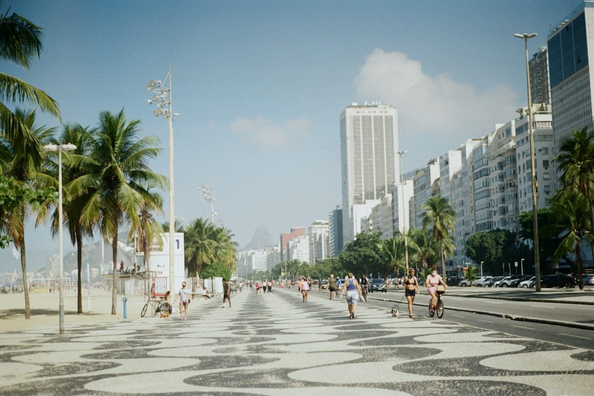 Pessoas caminhando na cidade do Rio
