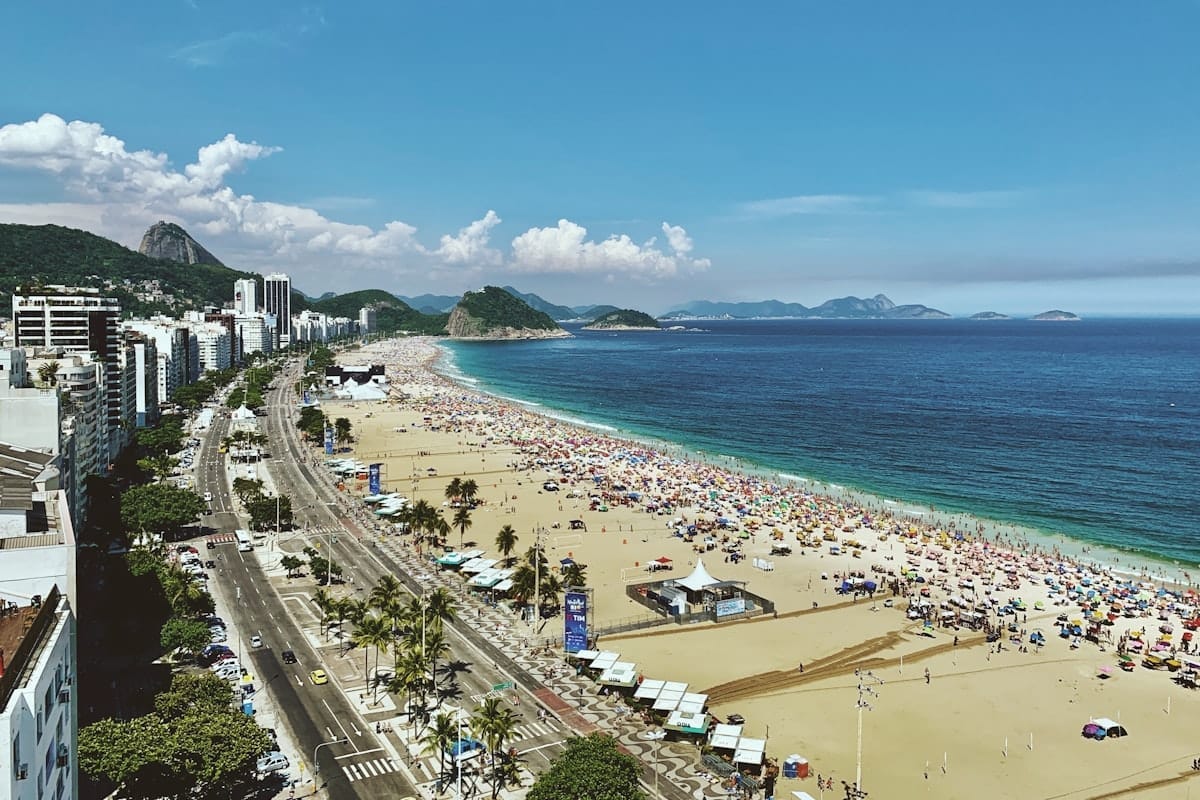 Pessoas na praia durante o dia