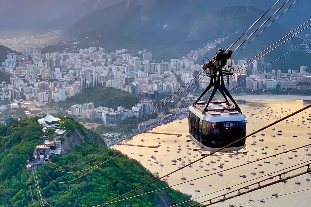 Bondinho do Pão de Açúcar sobre a Baía de Guanabara