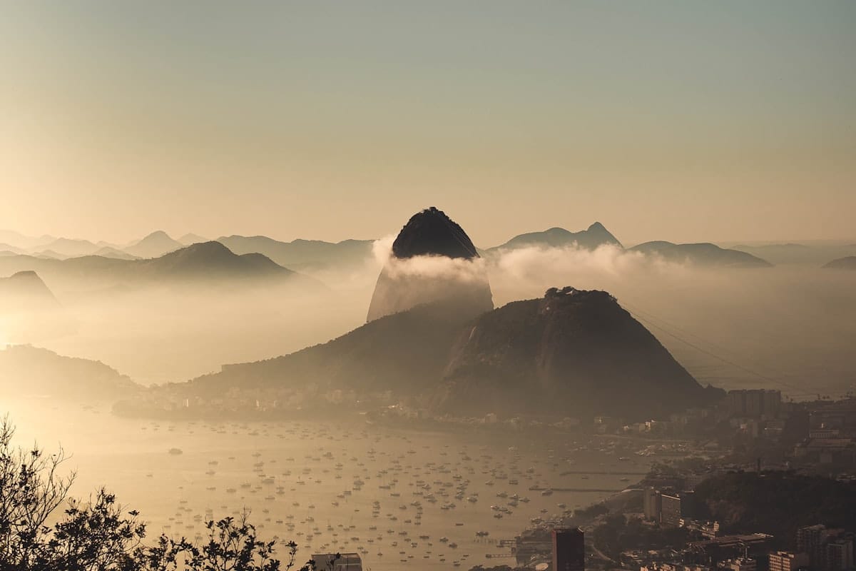 Vista do Rio de Janeiro com céu nublado