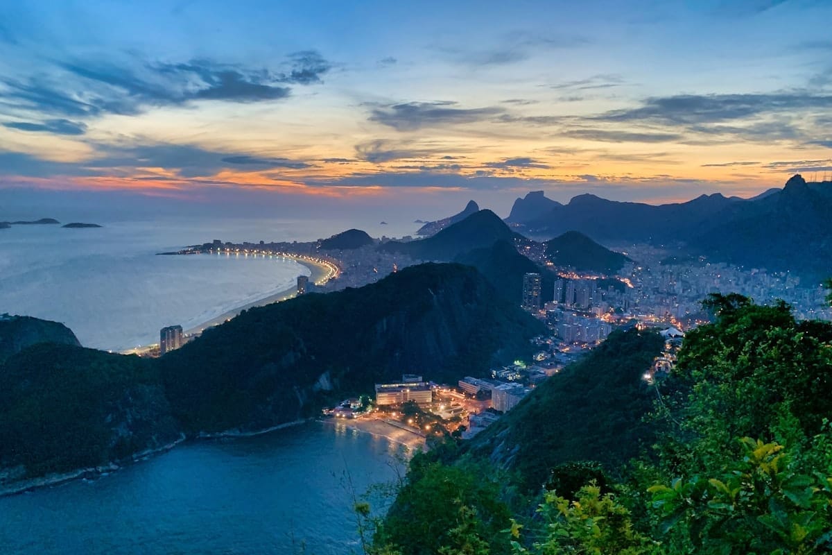 Vista aérea das montanhas e mar do Rio de Janeiro