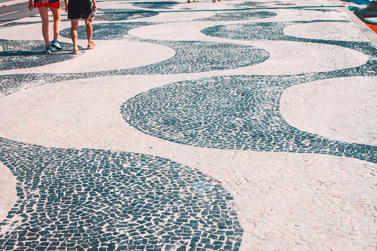 Calçadão de Copacabana com padrão ondulado